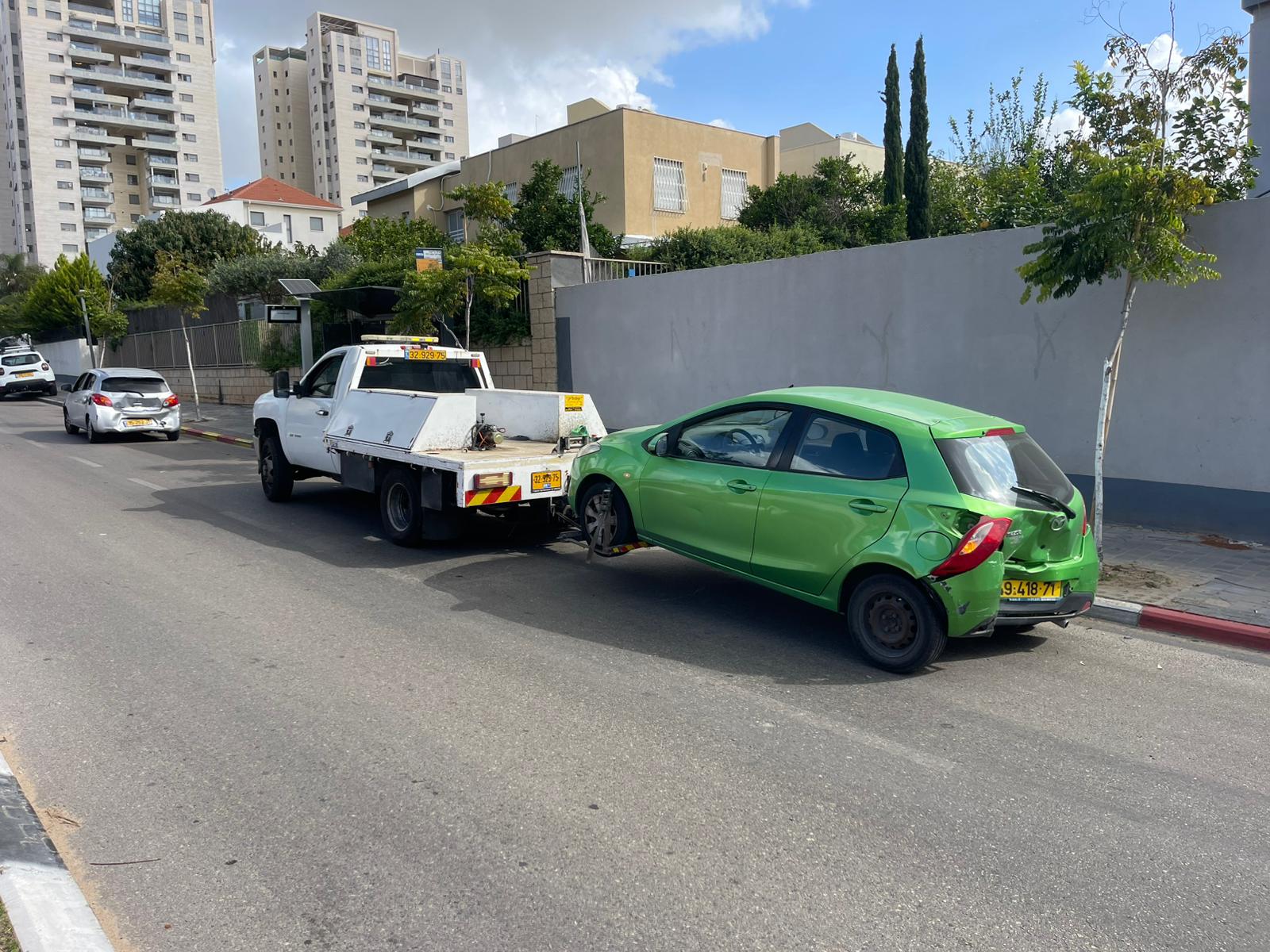 רכב גרר דולי באזור עירוני, מתאים לחילוץ מחניונים ולשינוע רכבים נמוכים
